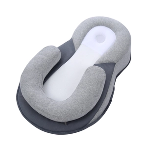 Cuscino anti-reflusso a forma di U per neonati in tessuto mesh grigio e bianco