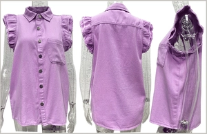 Detailansicht der lila ärmellosen Jeansbluse mit Rüschenschultern und Metallknöpfen