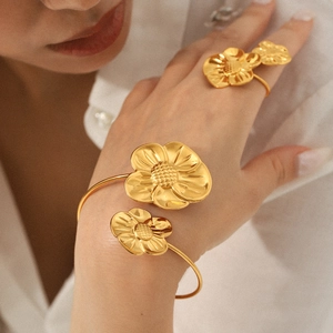 Elegant 18K gold-plated stainless steel flower jewelry set with open bangle and ring