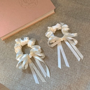 Ensemble de chouchous en satin ivoire avec longs rubans et fini soyeux crème
