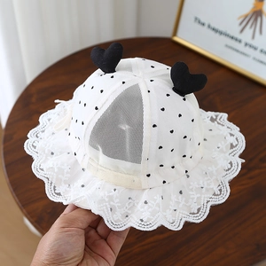 Gros plan du chapeau de soleil bébé montrant le filet respirant et le bord en dentelle