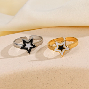Anelli a stella in smalto oro e argento con placcatura 18K su sfondo in tessuto satinato