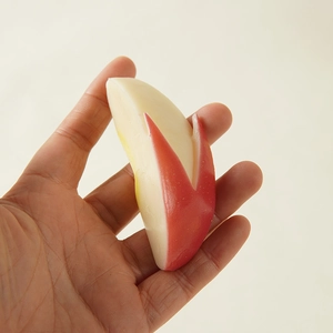 Portachiavi realistico a forma di coniglio di mela in PVC con buccia rossa e polpa bianca