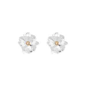 Orecchini a fiore bianchi eleganti con pistilli dorati e cristalli su sfondo bianco