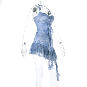 Détail d'une robe fleurie bleue avec volants superposés et un ourlet asymétrique