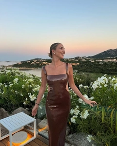 Détail d'une robe maxi marron à paillettes avec encolure carrée et découpe à la taille