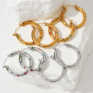 Fashionable round stainless steel hoop earrings with colorful inlaid rhinestones