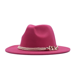 Chapeau fedora en feutre rose fuchsia avec corde tressée beige et chaîne dorée