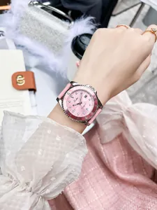 Detail der Damenuhr mit rosa Zifferblatt, Datumsanzeige und passendem Silikonarmband
