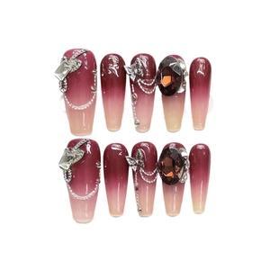 Faux ongles dégradés rouges faits main avec nœuds papillon argentés et pierres précieuses