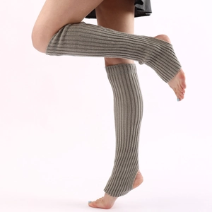 Detailaufnahme grauer gerippter Beinstulpen für Yoga und Ballett am Modell