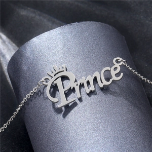 Collier en acier inoxydable poli avec pendentif Prince argenté et motif de couronne