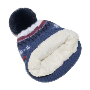 Detailansicht der Strickmütze mit weißem Fleece-Futter und blauem Kunstpelz-Bommel