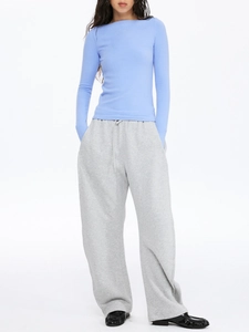 T-shirt bleu clair à manches longues ajusté avec pantalon de yoga large gris