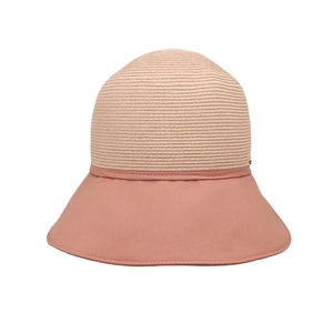 Dettaglio della corona in paglia beige e tesa in tessuto rosa del cappello sole