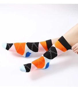 Gros plan détaillé des chaussettes en coton avec motif losanges colorés portées par un mannequin