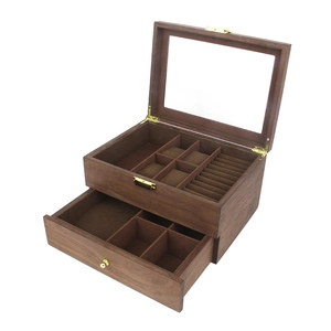 Détail du coffret à montres double couche en bois de noyer avec couvercle en verre