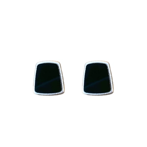 Boucles d'oreilles trapèze en résine noire avec bordure argentée au style minimaliste
