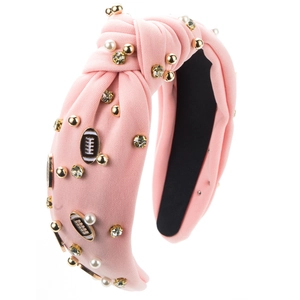 Detailaufnahme von rosa Knotenstirnband mit Perlen, Nieten und Football-Anhängern Deko