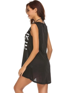 Détail du cache-maillot noir sans manches avec imprimé vintage blanc et dos nageur