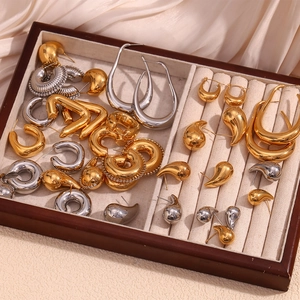 Collection de boucles d'oreilles géométriques en forme de goutte plaquées or 18 carats