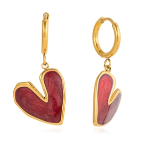 Dettaglio di orecchini a cuore rosso in acciaio inossidabile placcato oro 18K con smalto