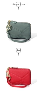 Dettaglio dei portamonete in pelle martellata verde mandorla e rosso con portachiavi