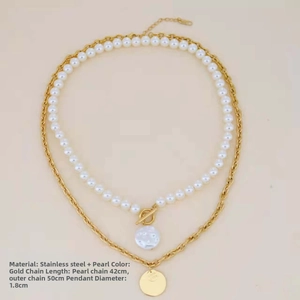 Détail du collier double rang en acier inoxydable doré avec perles et fermoir en T