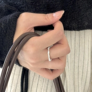 Minimalist silver bamboo design open ring worn by model for a trendy daily look
