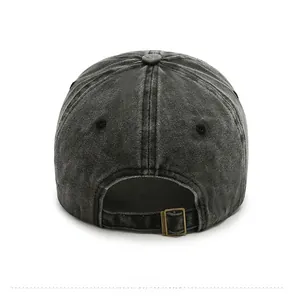 Détail de la casquette de baseball rétro en coton délavé avec boucle de réglage en métal
