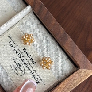 Elegant gold flower pearl earrings with crystals for women, vintage style accessory
