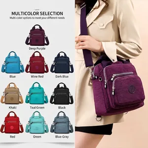 Sac bandoulière en nylon imperméable avec plusieurs poches zippées et sangle large