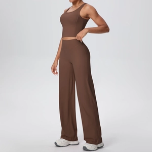 Set yoga marrone con pantaloni a gamba larga a vita alta e top sportivo in tessuto opaco
