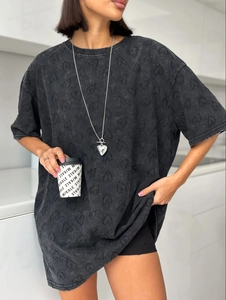 T-shirt oversize délavé à l'acide avec motif cœur en relief et épaules tombantes