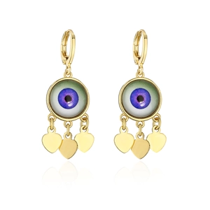 Detail von goldenen Evil Eye Ohrringen mit blauer Iris und drei hängenden goldenen Herzen