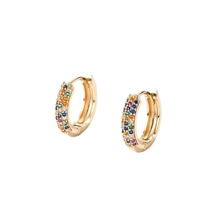 Boucles d'oreilles huggies dorées avec cristaux de zircone cubique multicolores pavés