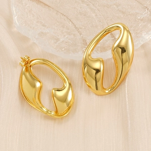 Boucles d'oreilles dorées géométriques irrégulières au design minimaliste pour femmes