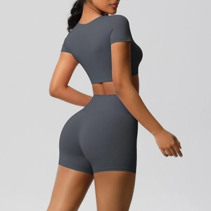 Detailansicht der nahtlosen dunkelgrauen High-Waist Biker-Shorts und Crop-Top-Sportset
