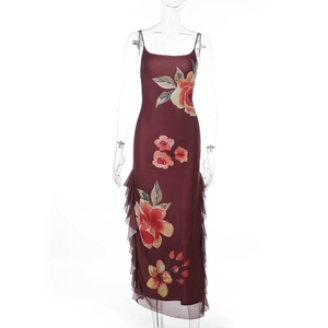 Detail van donkerrode maxi-jurk met bloemenprint, mesh ruches en fijne spaghettibandjes