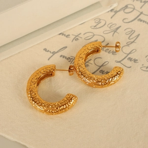 Fashionable gold-plated thick C-shape hoop earrings with hammered texture for women