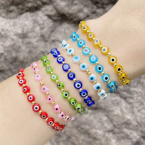Set di braccialetti bohémien con malocchio colorato e perline dorate al polso