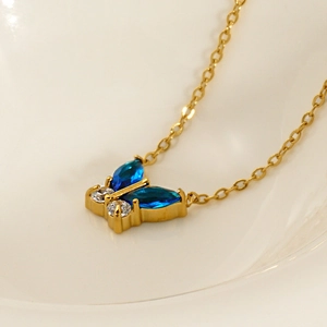 Collier en acier inoxydable plaqué or 18 carats avec pendentif papillon en zircon bleu