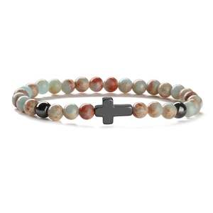 Bracelet élastique en pierre naturelle 8mm avec pendentif croix noire mate sur fond blanc