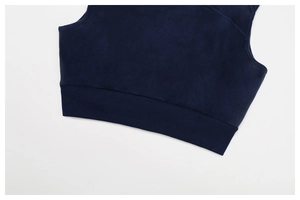 Détail du gilet de sport en polaire bleu marine montrant l'ourlet côtelé et les coutures