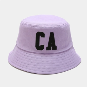 Détail du chapeau bob violet en coton avec imprimé CA noir et coutures renforcées au bord