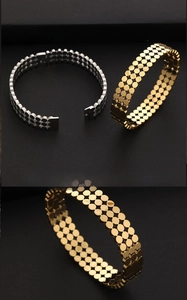 Détail du bracelet multi-rangs en acier titane avec texture de pois polis or et argent