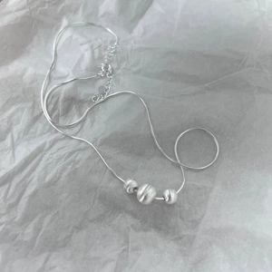 Collana minimalista in argento sterling S925 con tre perle opache su carta testurizzata