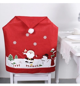 Détail d'une housse de chaise Père Noël en tissu non tissé rouge pour décoration de fête