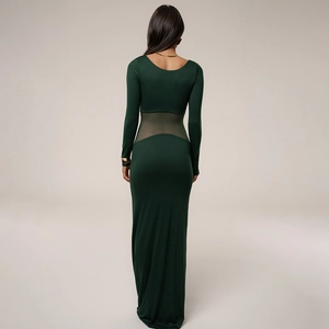Détail du dos d'une robe vert foncé avec empiècement en mesh transparent à la taille