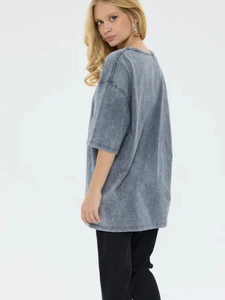 Λεπτομέρεια από oversized γκρι βαμβακερό μπλουζάκι που δείχνει τη σιλουέτα πλάτης στο μοντέλο